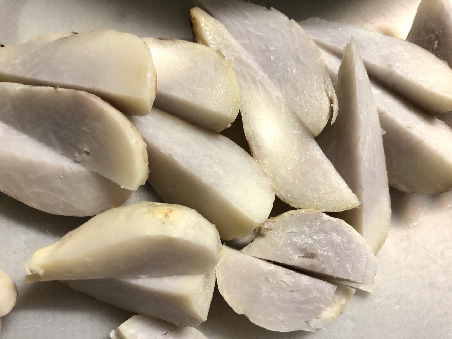 皮が剥けたら、くし切りにします