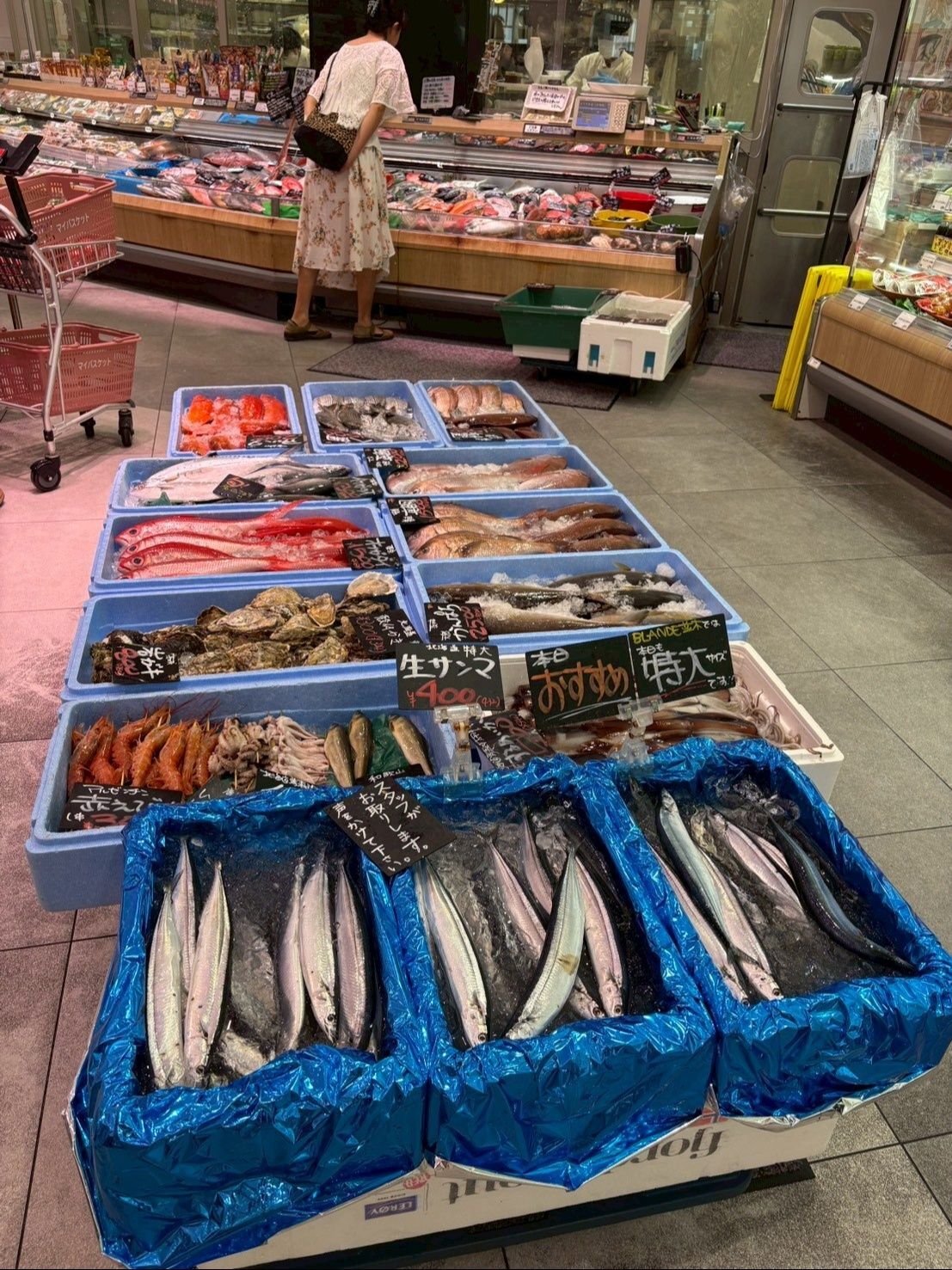 お魚の売り場だけでこの3倍くらいあります。
