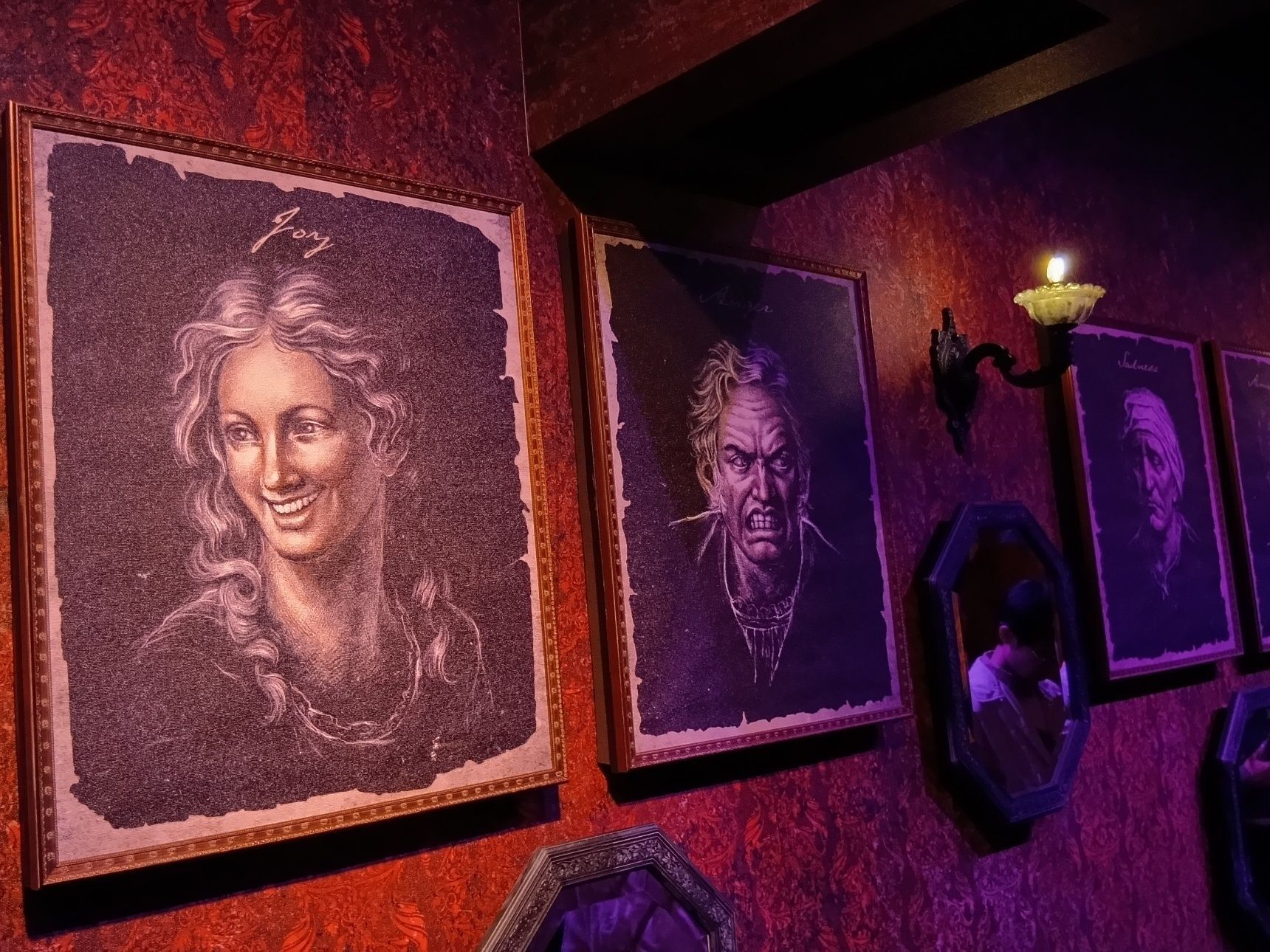 ハロウィンらしい演出で、場所ごとにワクワク気分が楽しめます。