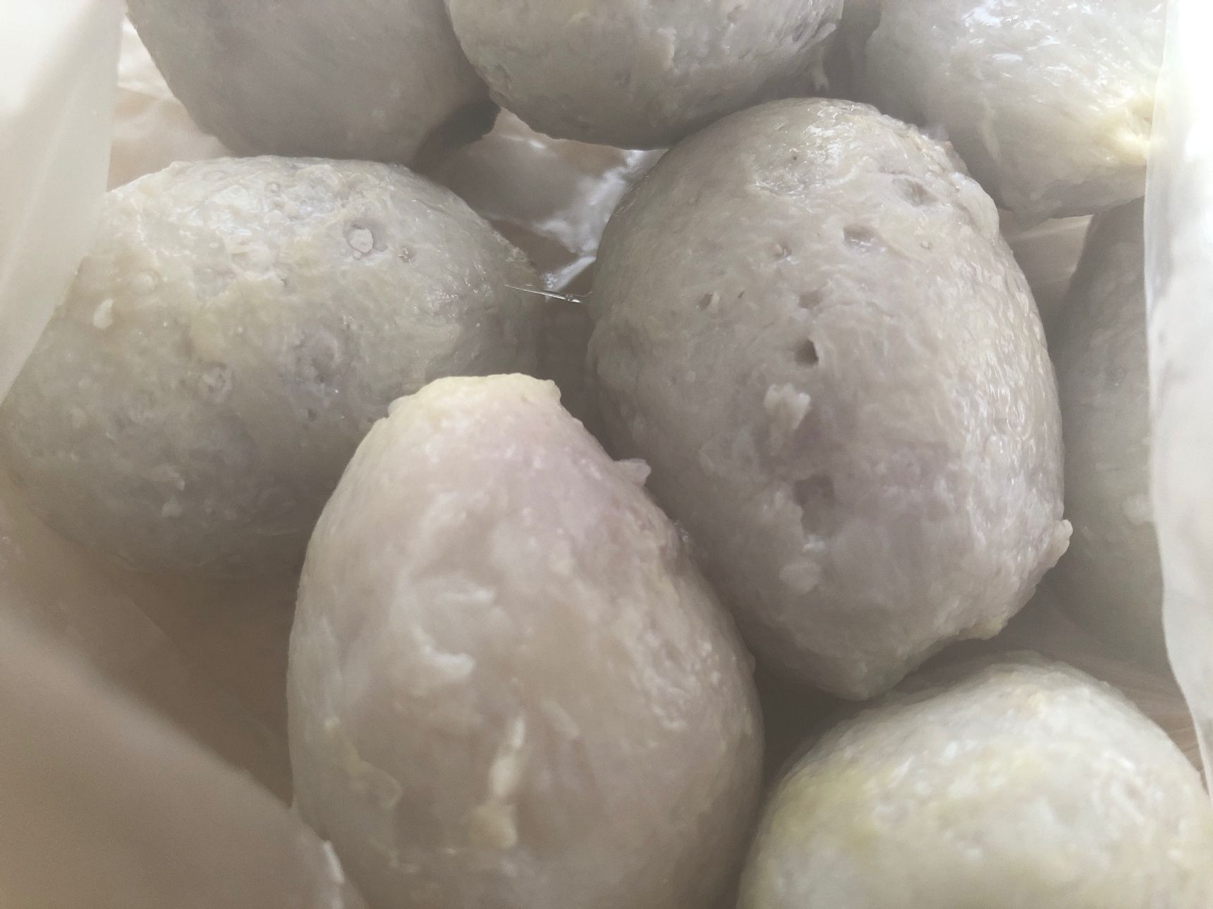 手で皮を剥きます