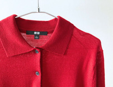 【ユニクロ】新色レッドが可愛すぎ！「メリノポロセーター」で40代にも似合う上品レトロコーデが完成♡