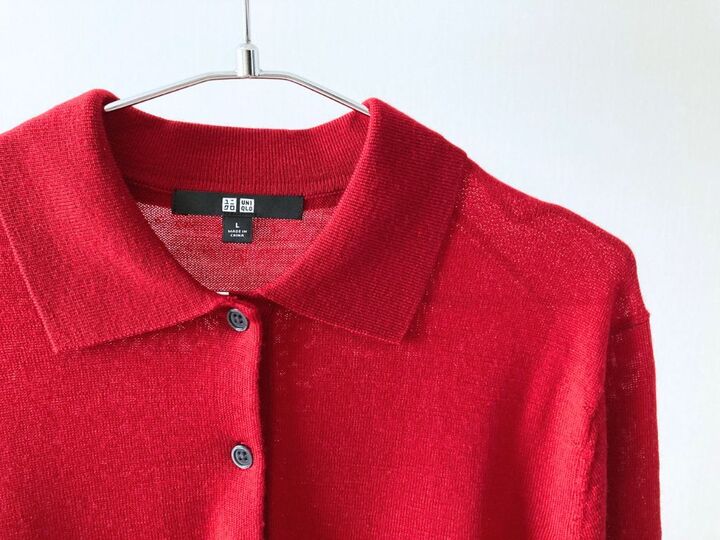 【ユニクロ】新色レッドが可愛すぎ!「メリノポロセーター」で40代にも似合う上品レトロコーデが完成♡