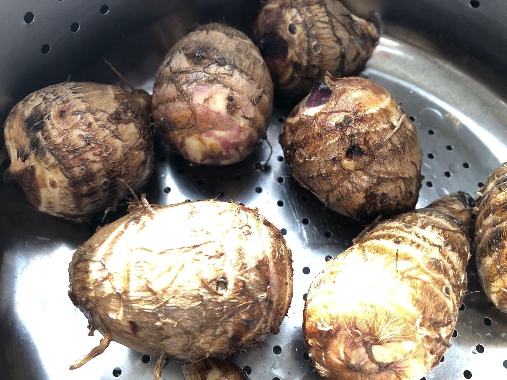 里芋は洗って、蒸し器で蒸します