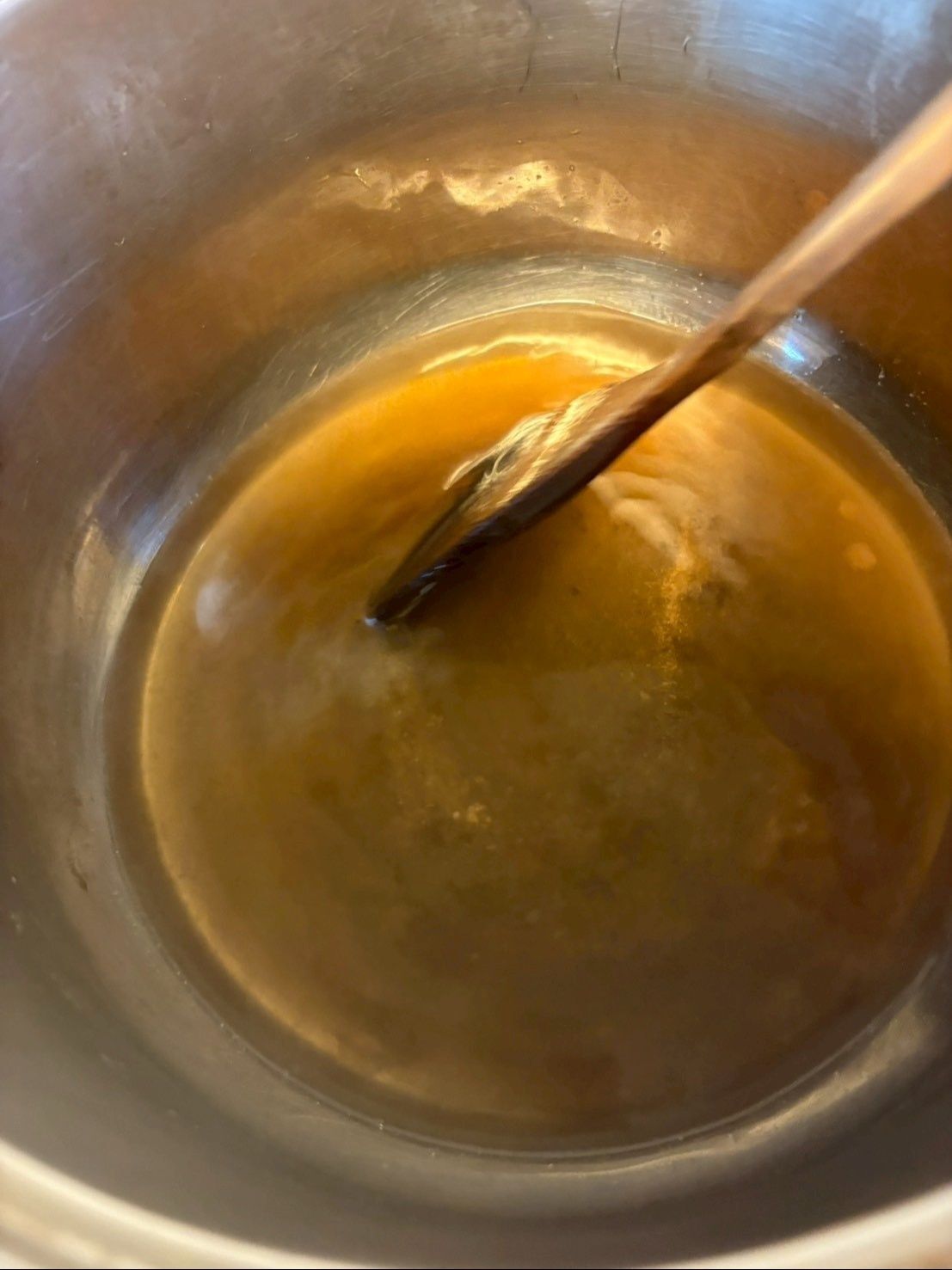 鍋に砂糖と水を入れ泡が出るくらいまで煮詰めます。