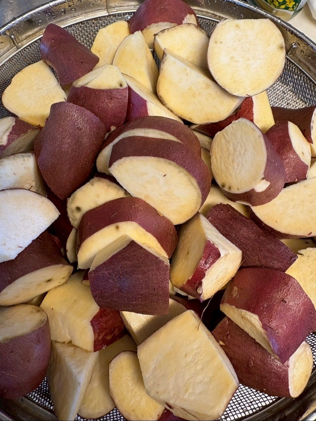 すごい量のさつま芋、皮付きのまま一口大に切りました。