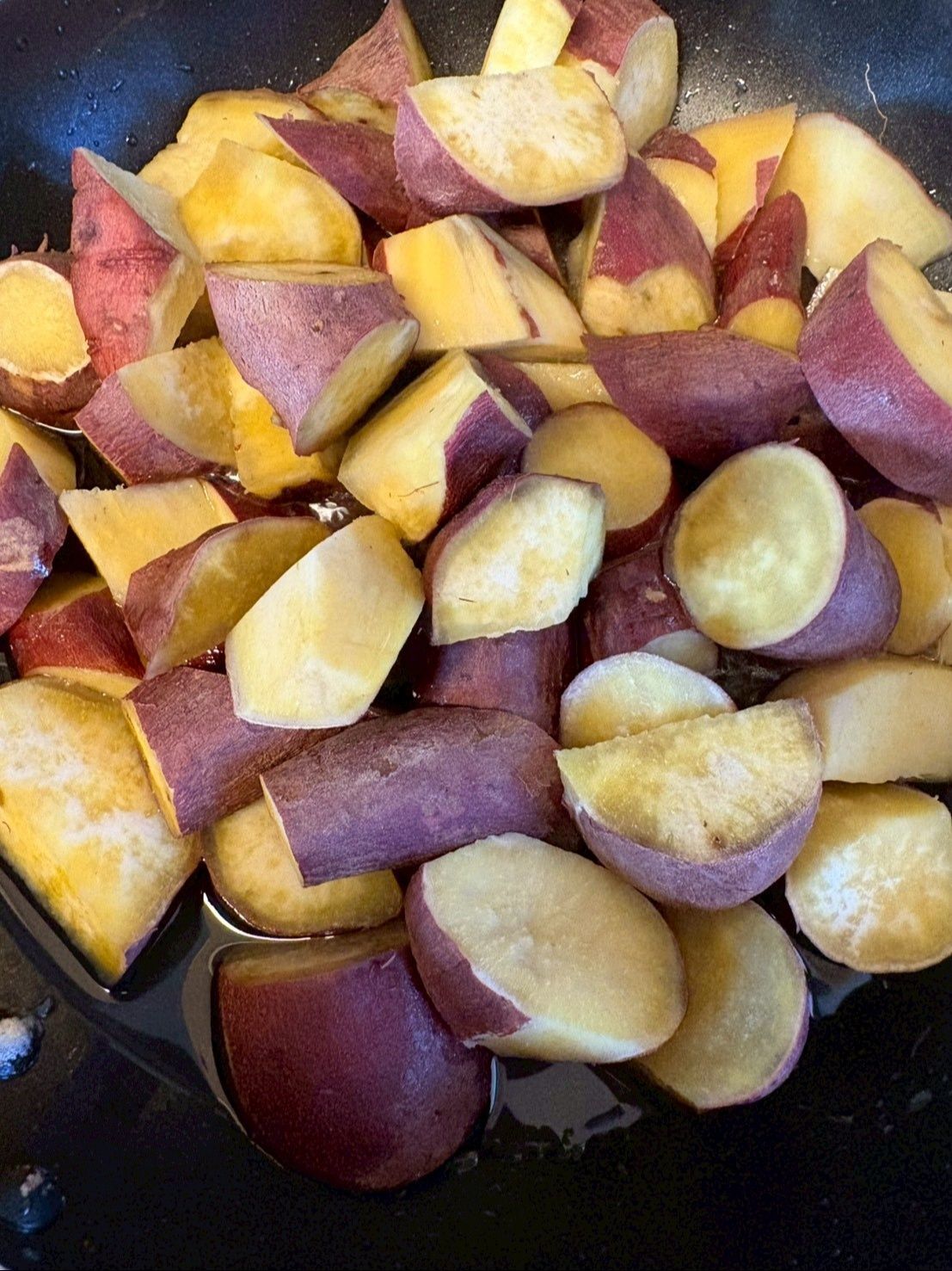 フライパンにたっぷりと油を入れ高温で表面に焼き目が付くように揚げ焼きします。