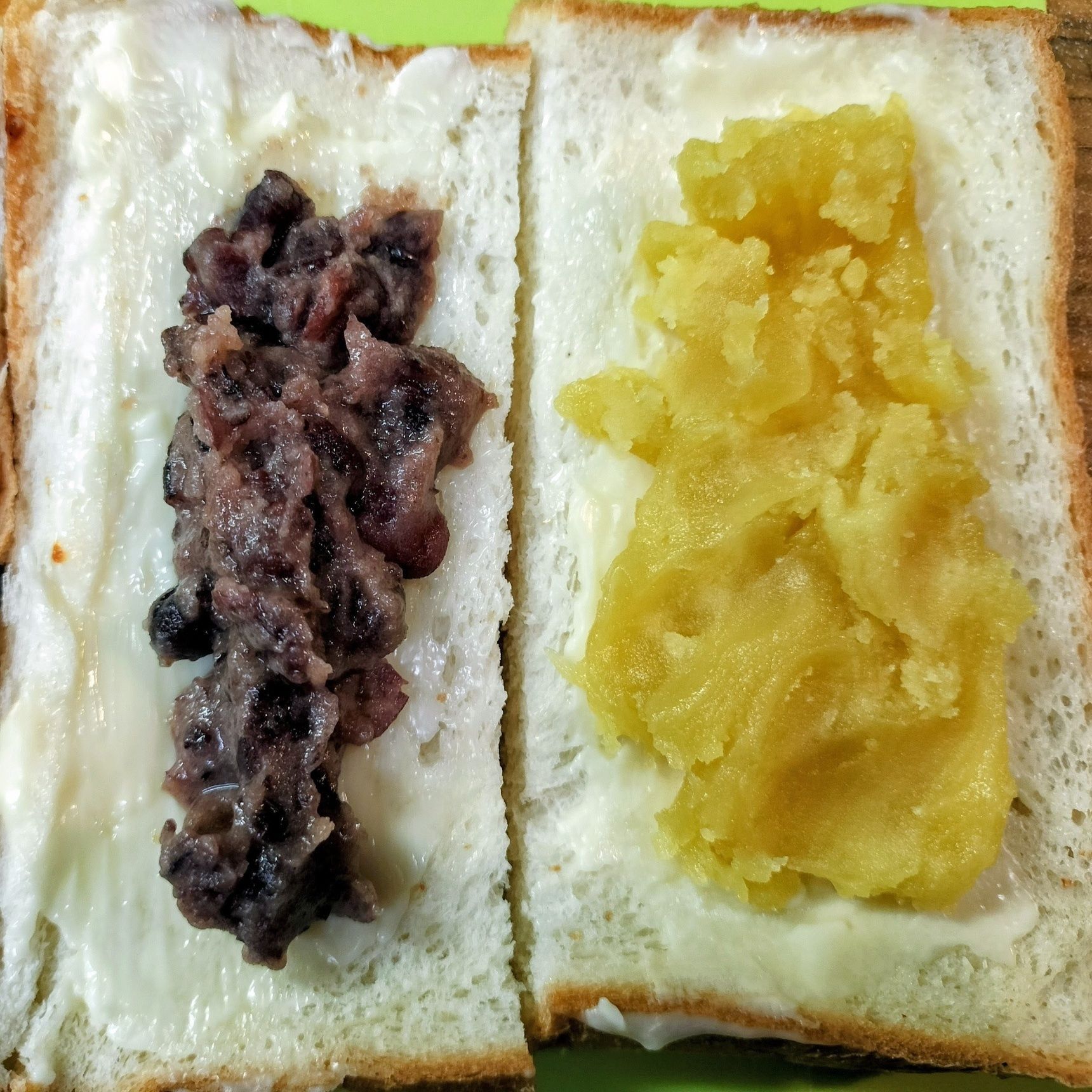 2.粒あんとマロンペーストをのせる→2枚を合わる→つなぎ目に水溶き小麦粉をつける