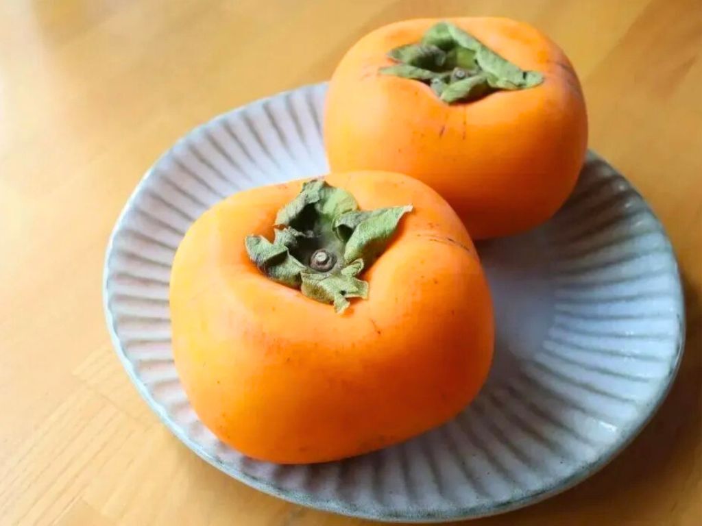 熟れすぎ「柿」はすぐにこうします。最後までおいしく食べられるナイスなアイデア♪