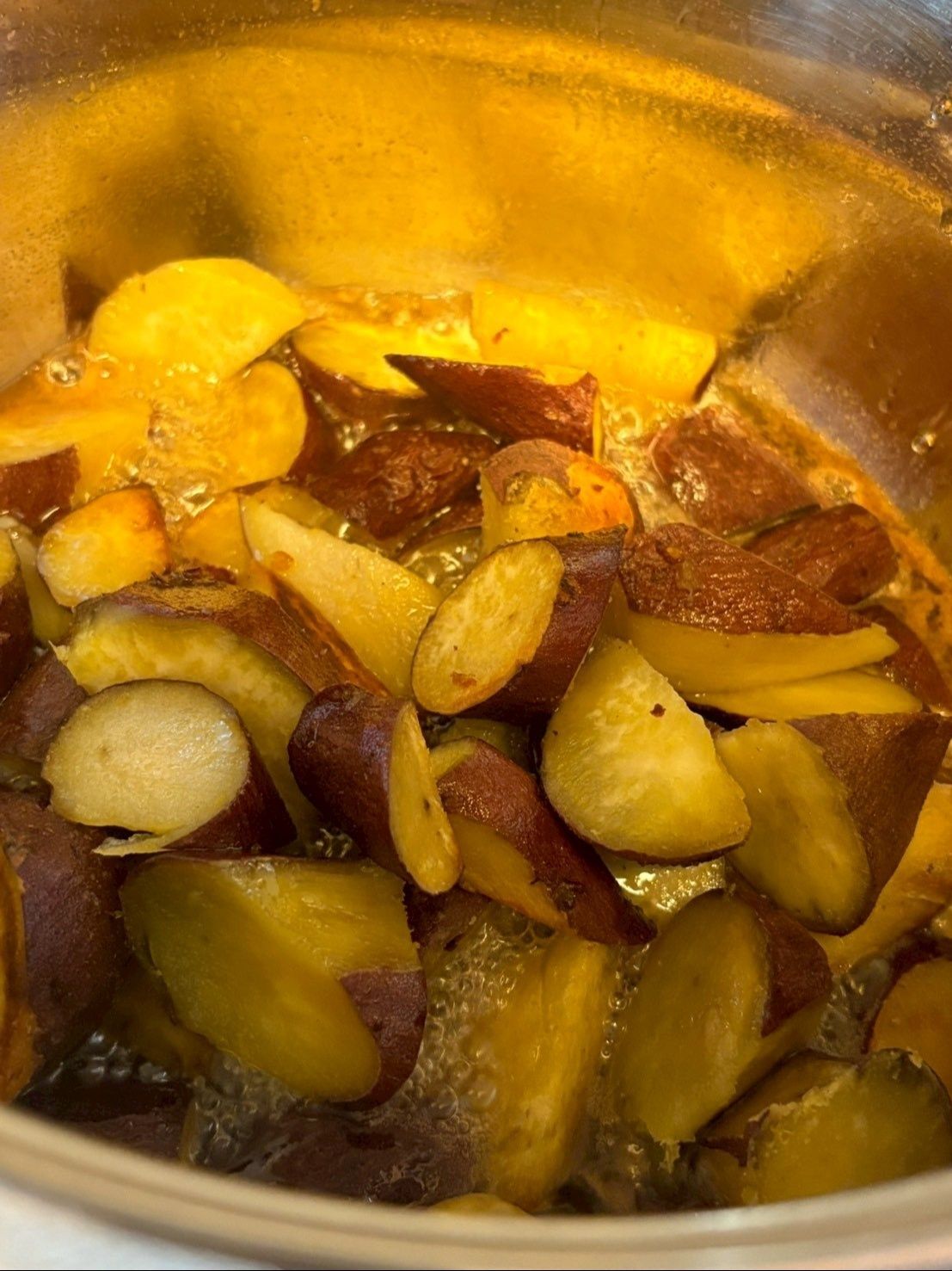 揚げ焼きしたさつま芋をドサッと加えてキャラメルを絡ませます。