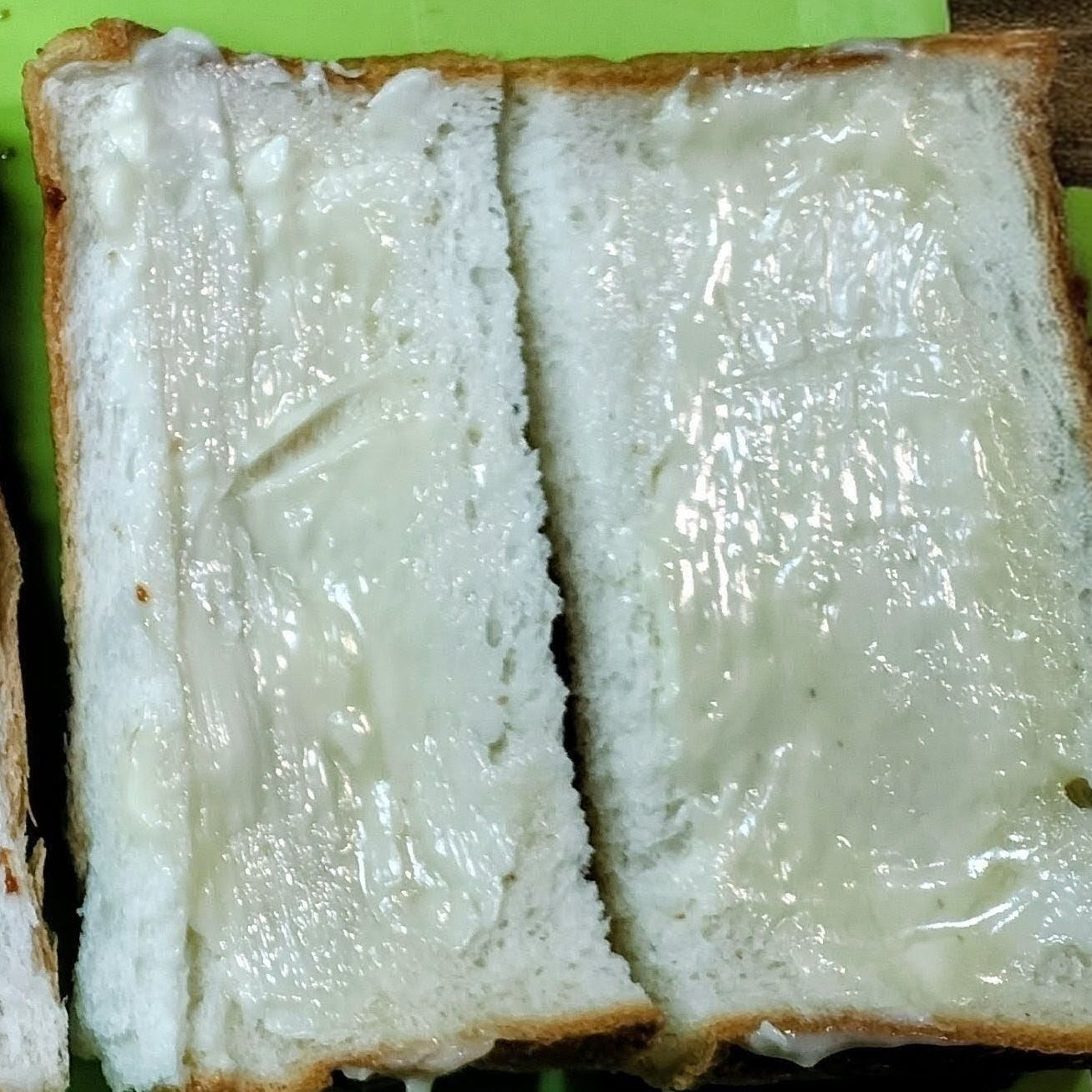 1.食パンの耳を半分に切る→2枚それぞれにバターを塗る