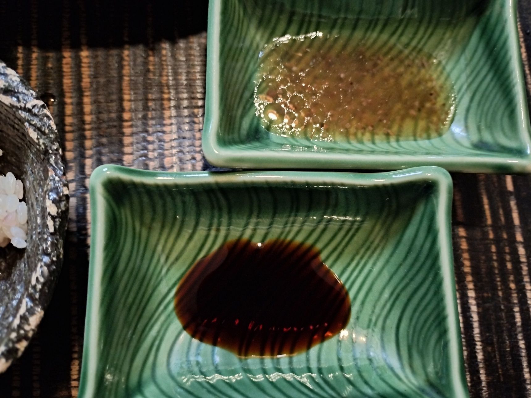 3、器に、醤油とわさびバルサミコドレッシングを入れる