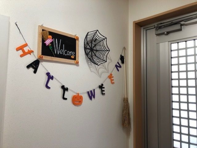 玄関の壁に100均でハロウィン飾り
