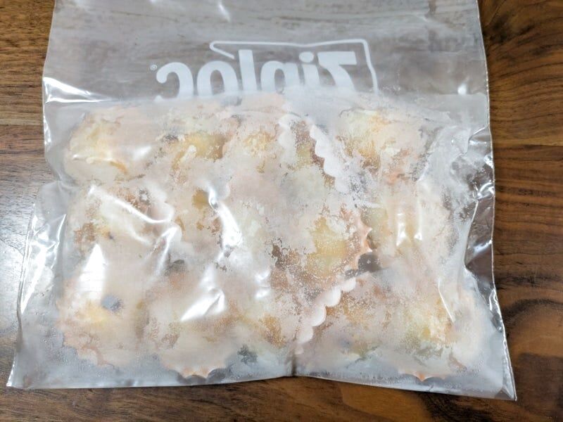 冷めたらカップに入れて、冷凍保存します