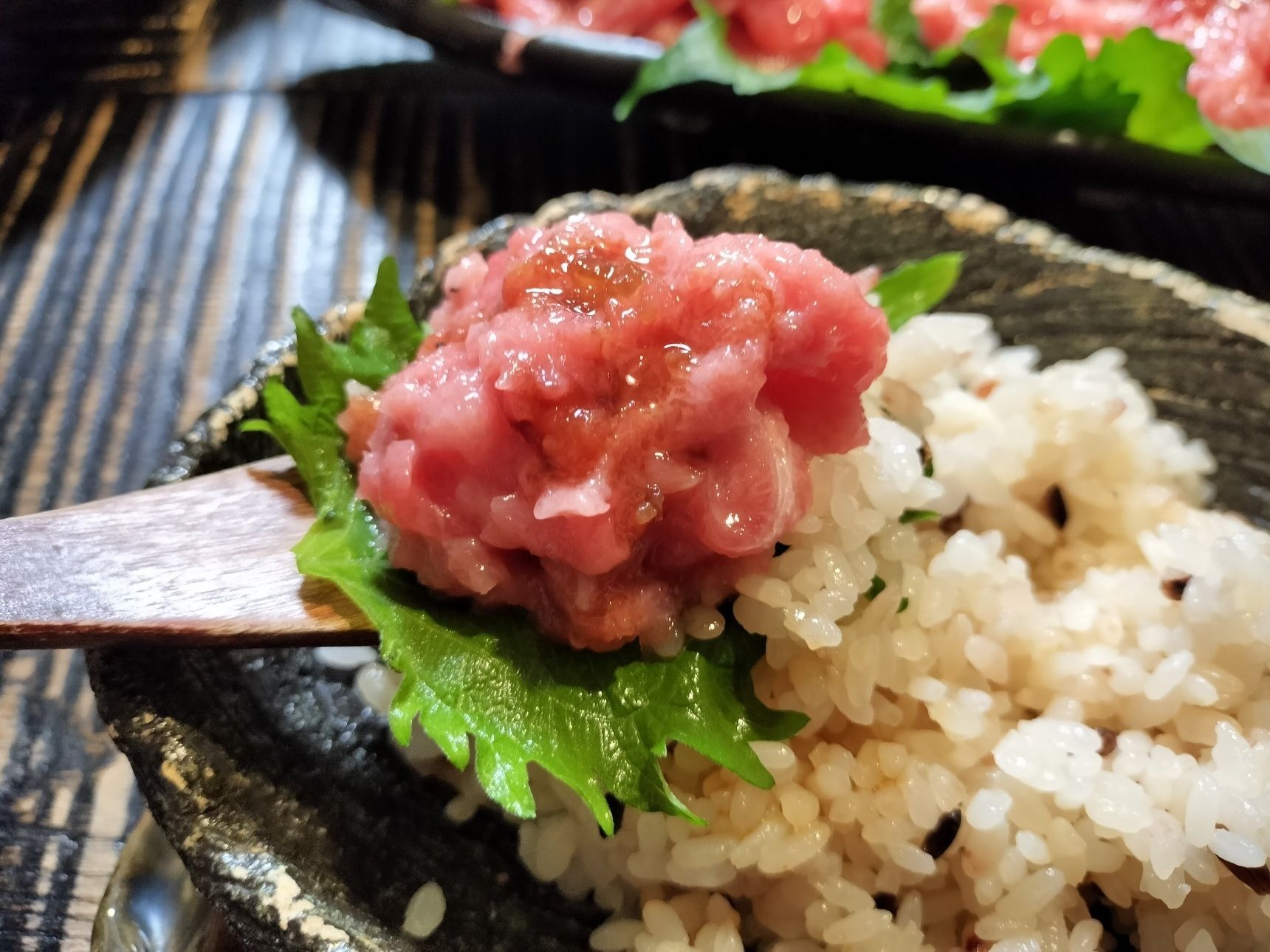 ご飯に、大葉と本まぐろの中落ちのせ、醤油とわさびバルサミコドレッシングをかけて、いただきまーす！