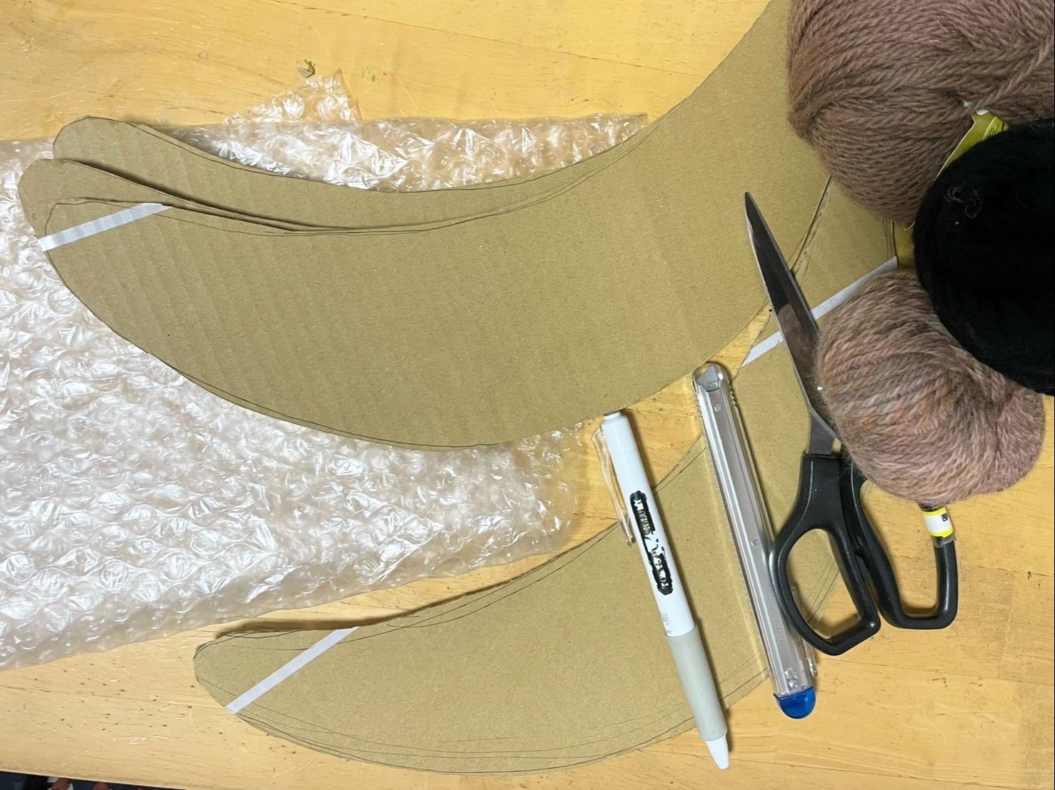 1.ダンボールを三日月型にカットします