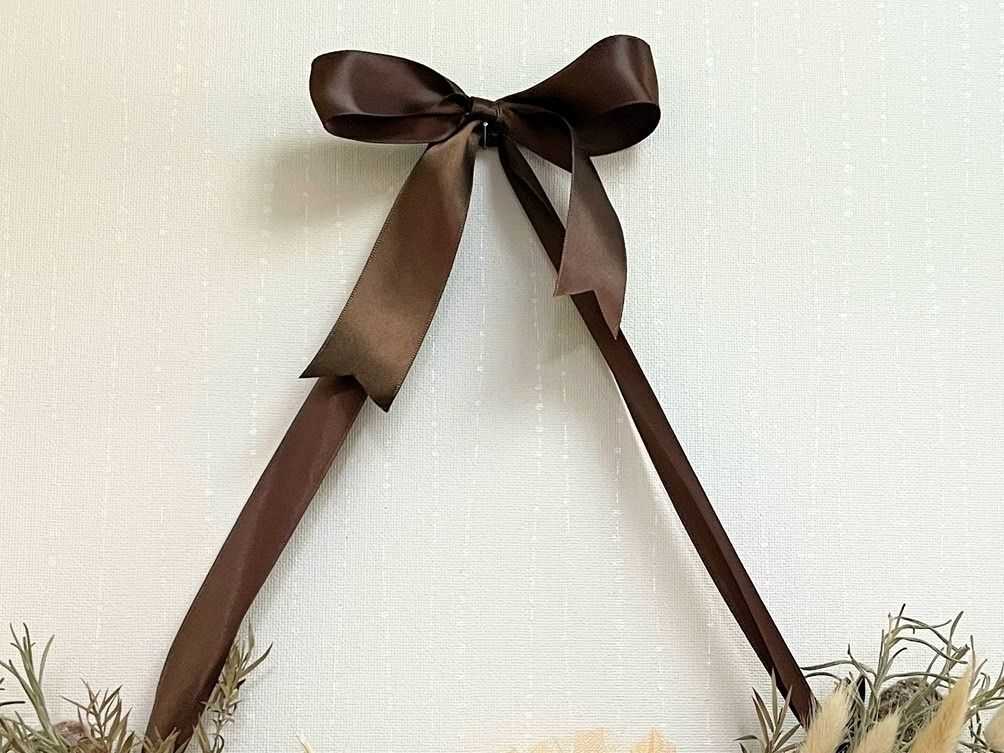 6.吊り下げるリボンに飾りリボンを結びます