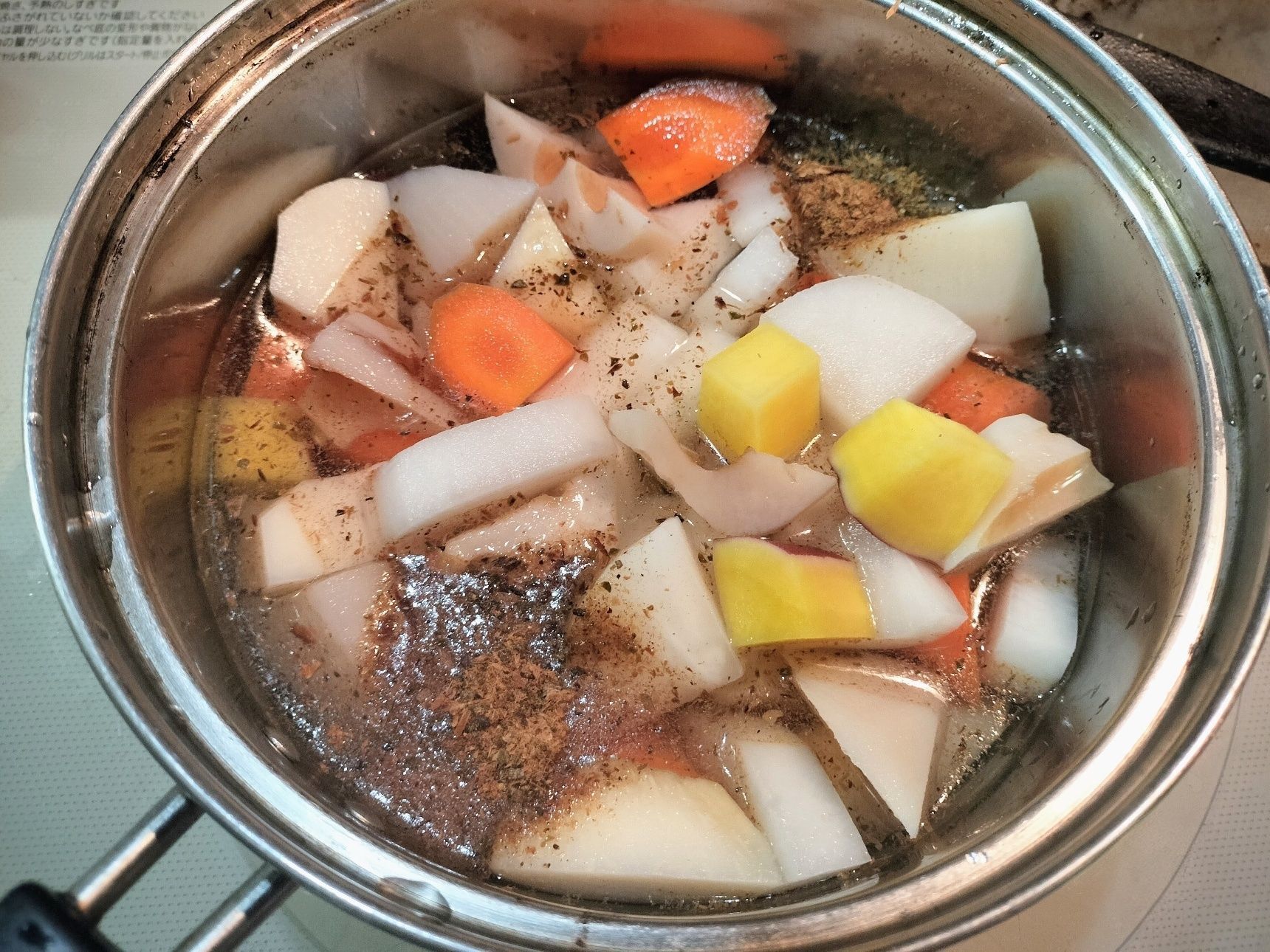 4、鍋に、手順3の根菜と材料●を入れる→しっかりかぶる程度の水を入れる→ひと煮立ちさせ、弱火〜中火で15分ほど煮る（根菜に火が通り、柔らかくなるまで）→1時間ほど放置
