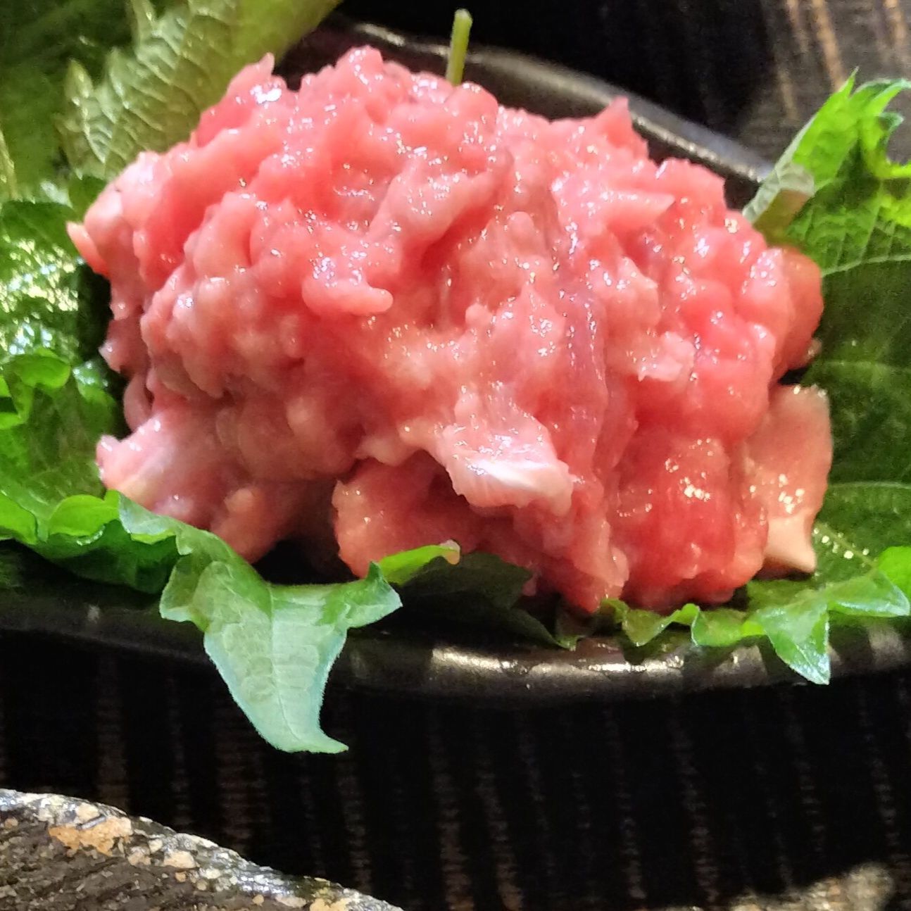 2、器に、大葉と本まぐろの中落ちを盛り付ける