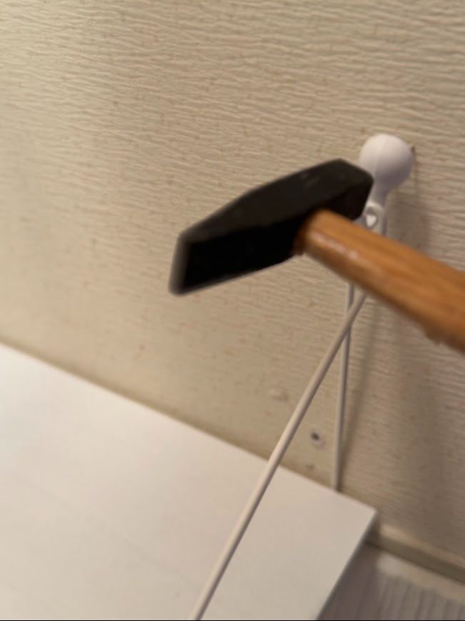 ハンマーでたたきます