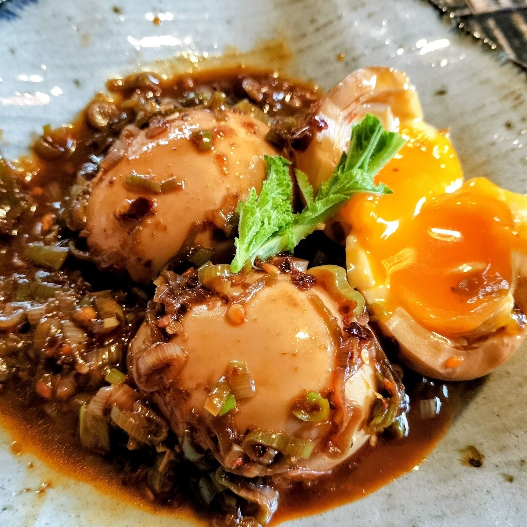 コク旨！ピリ辛中華風！半熟味玉！黒味噌豚バラのライスバーガーに合う〜