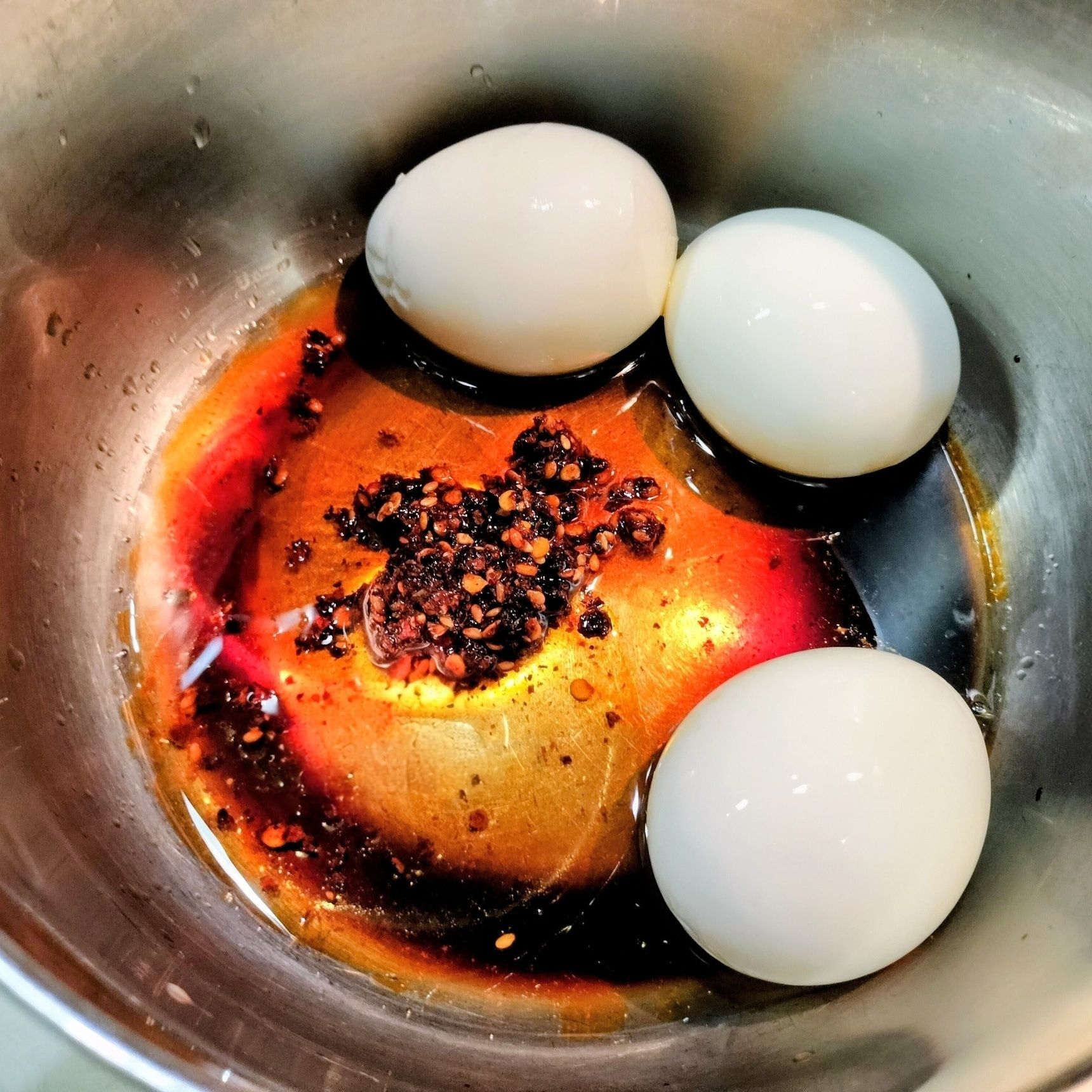 1、小鍋に、半熟卵と材料●を入れる→調味料とネギを絡めながら、中火で3分ほど煮る→粗熱が取れたら、冷蔵庫で冷ます（味を馴染ませる）