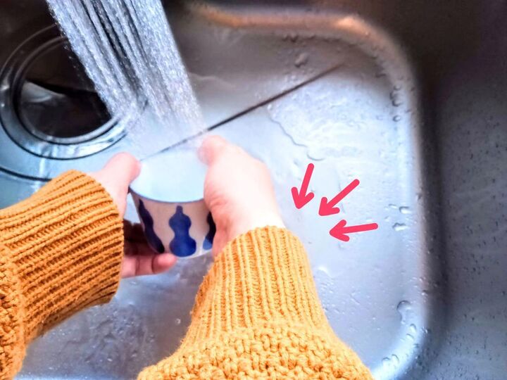 ズリ落ちてくるセーターの袖を小道具なしでピタッと固定する裏ワザ!家事がグンとはかどります♪