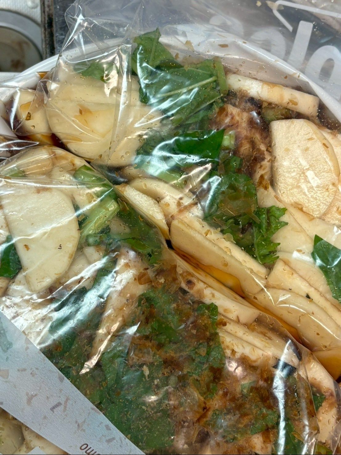 平らな皿に入れて、一晩冷蔵庫で漬け込みます。