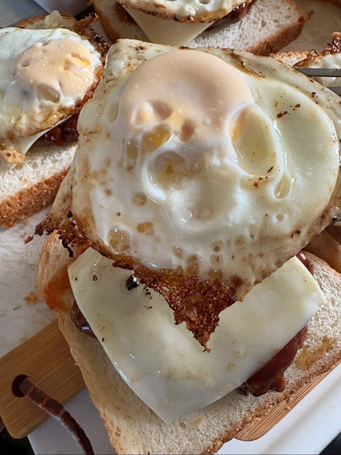 スライスチーズを乗せてから目玉焼きを乗せます！