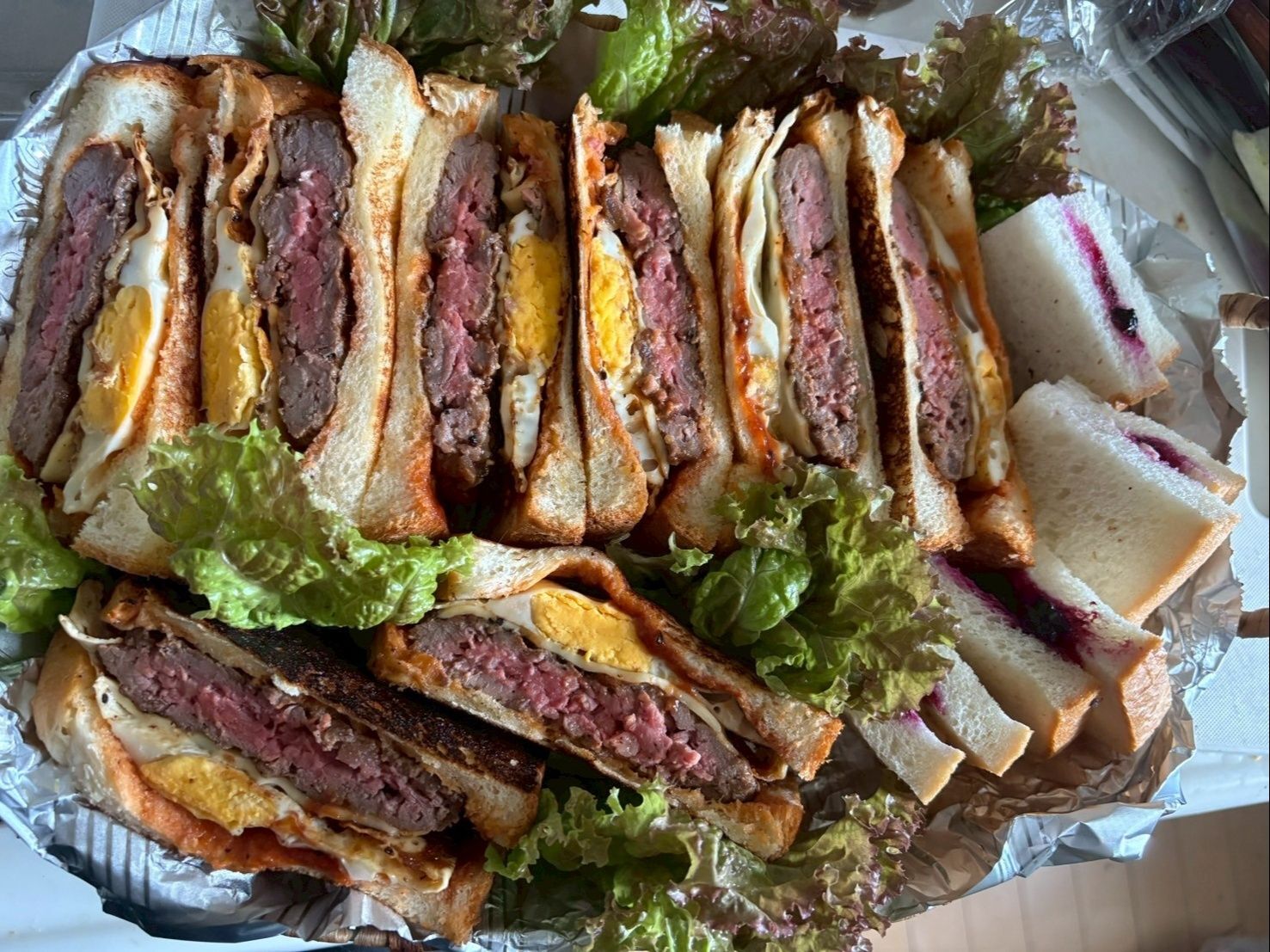 ビーフ100%のハンバーグサンド！