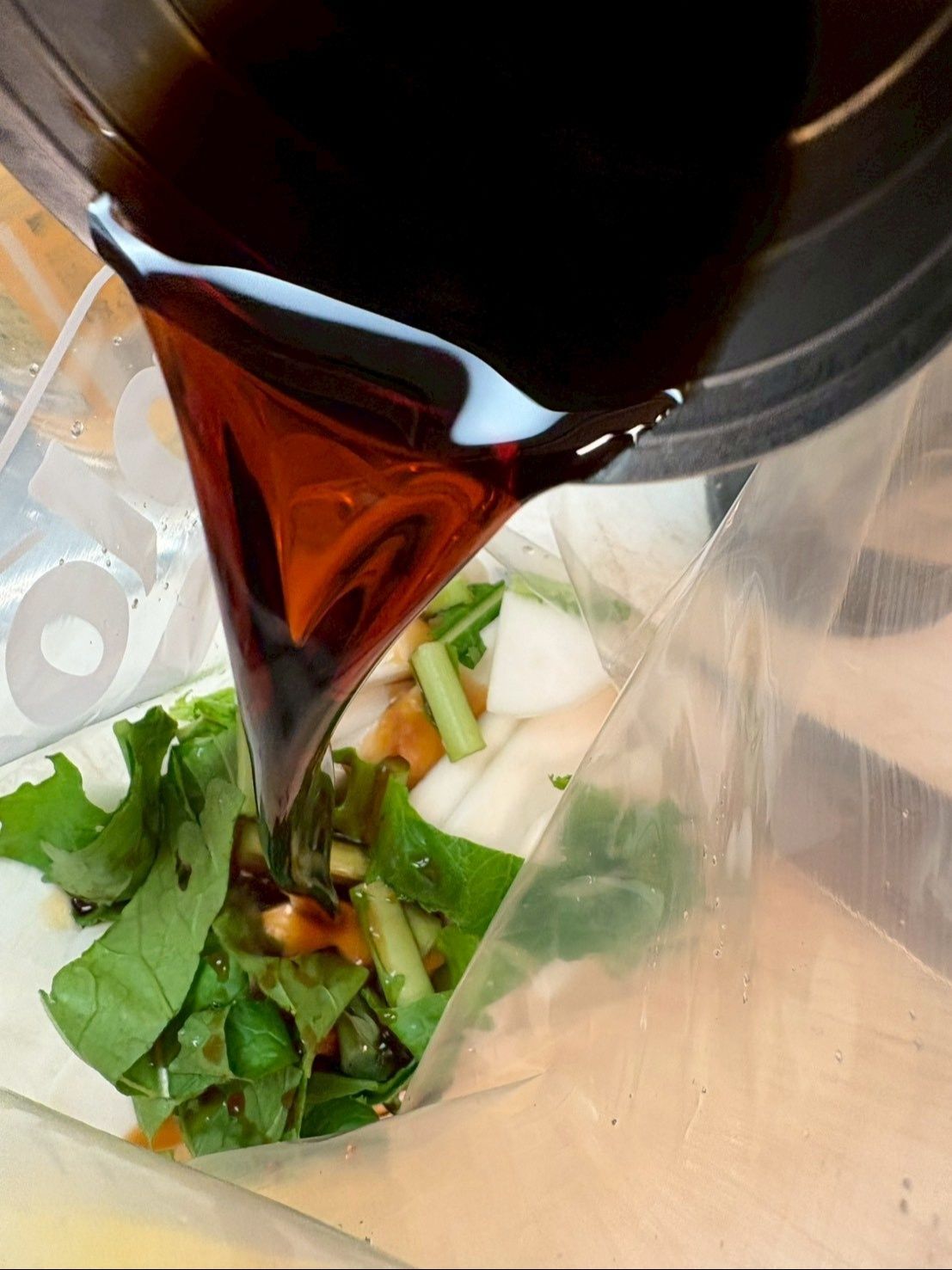 ジップロックに入れて麺つゆを注ぎます！