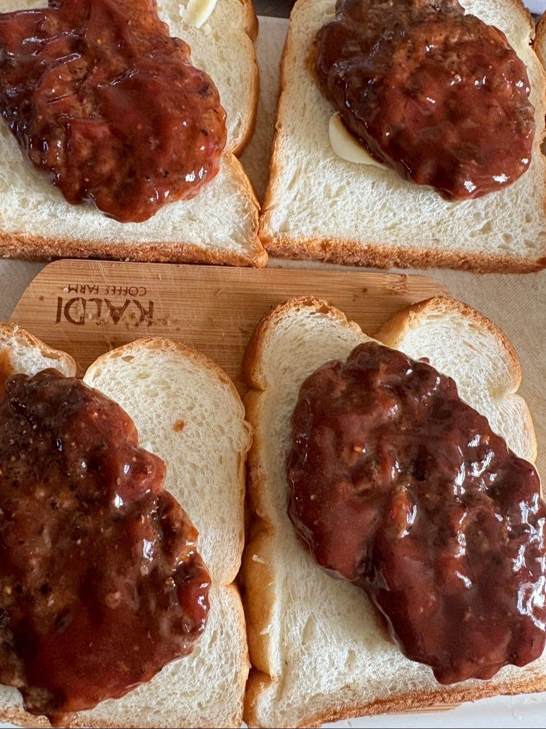 パンにハンバーグを乗せて！