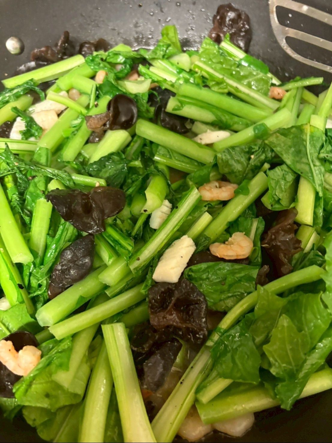 青菜とお好みで唐辛子を入れて炒め合わせ、塩コショウでととのえてください！