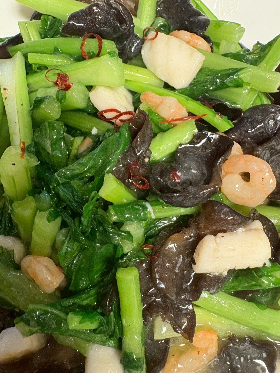 色が綺麗なうちに水溶き片栗粉を加えて全体にからめたら完成です！