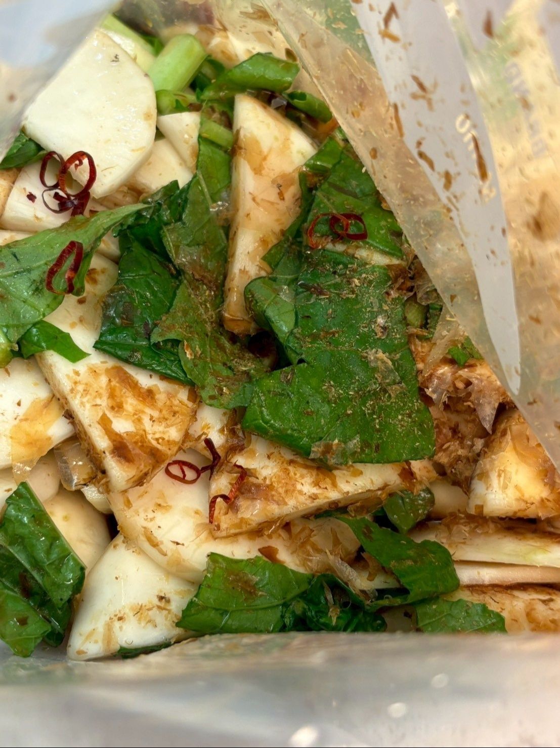 削り節と唐辛子を入れてよく揉みます。