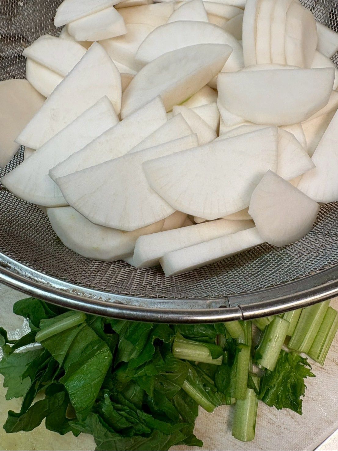 あまり薄くない半月切り！と青味に茎と葉も刻みます。