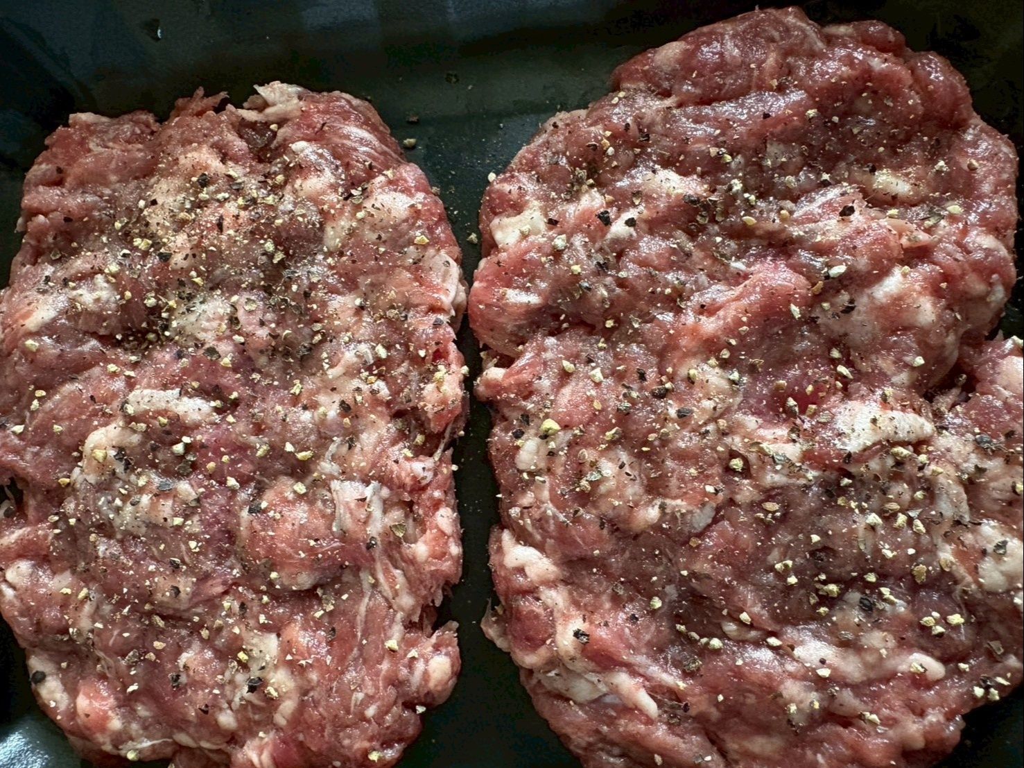 縮まるので平らに薄く延ばしてブラックペパーを振って焼きました！