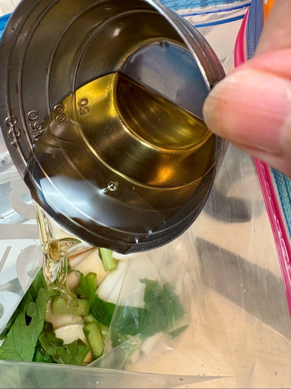 麺つゆに対して半量の調味酢を加えます。