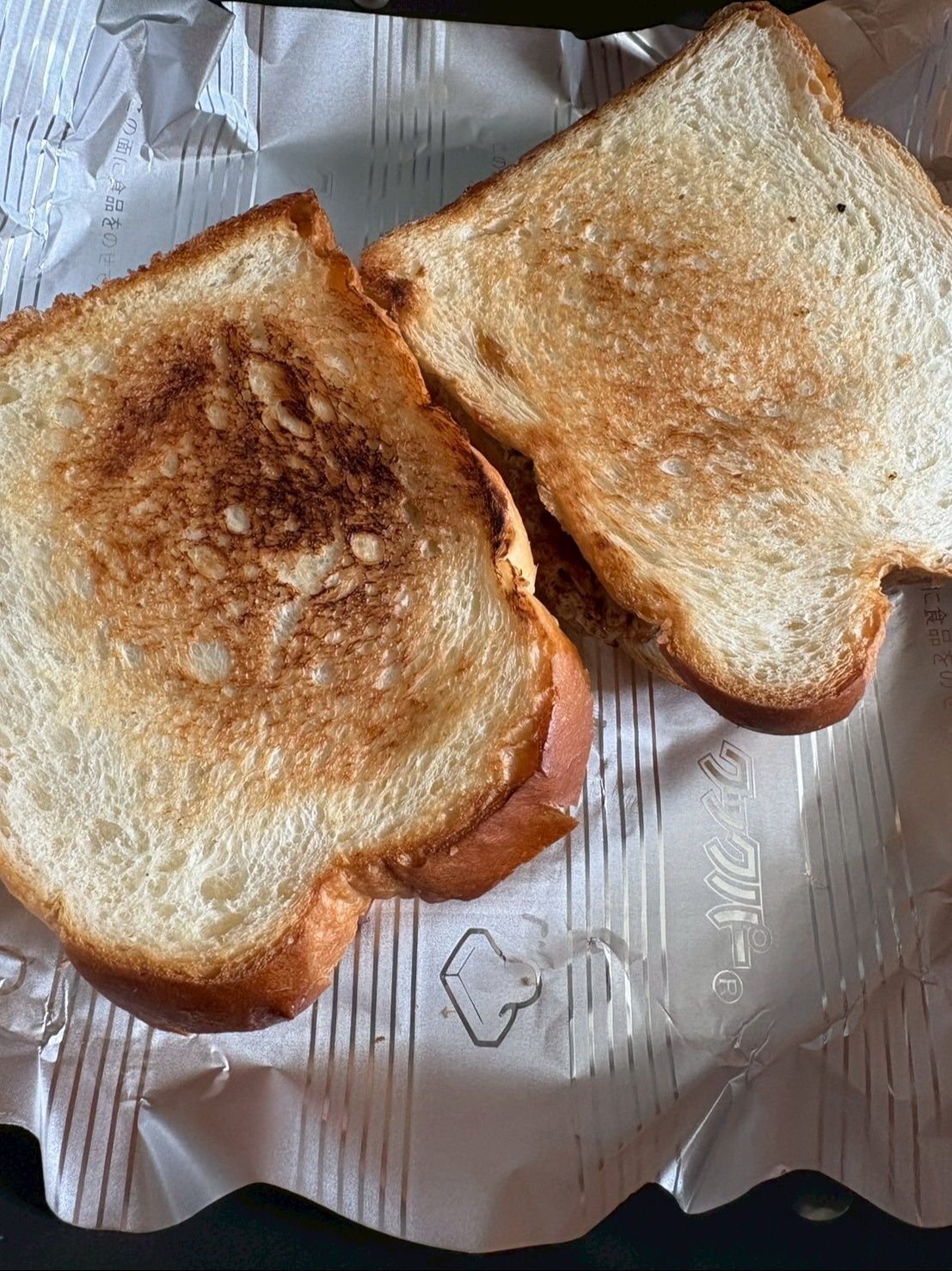 フライパンにクッキングホイルを敷いて両面こんがり焼きます。