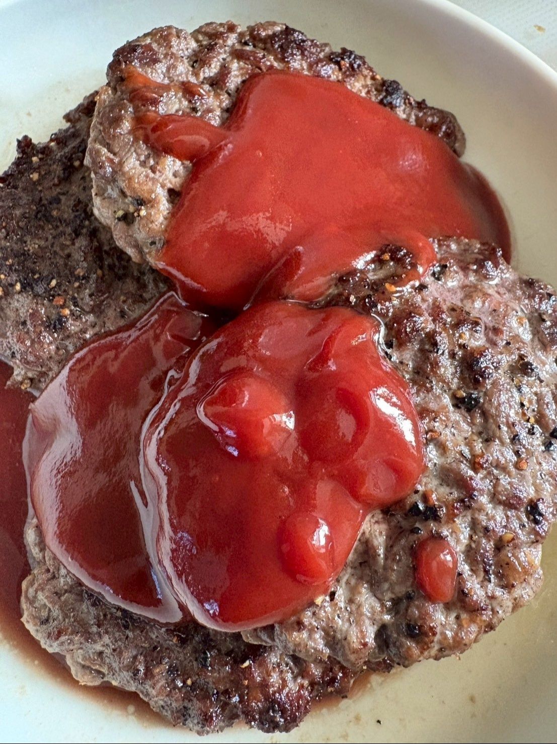 焼けたハンバーグにケチャップとソースを混ぜてかけます。