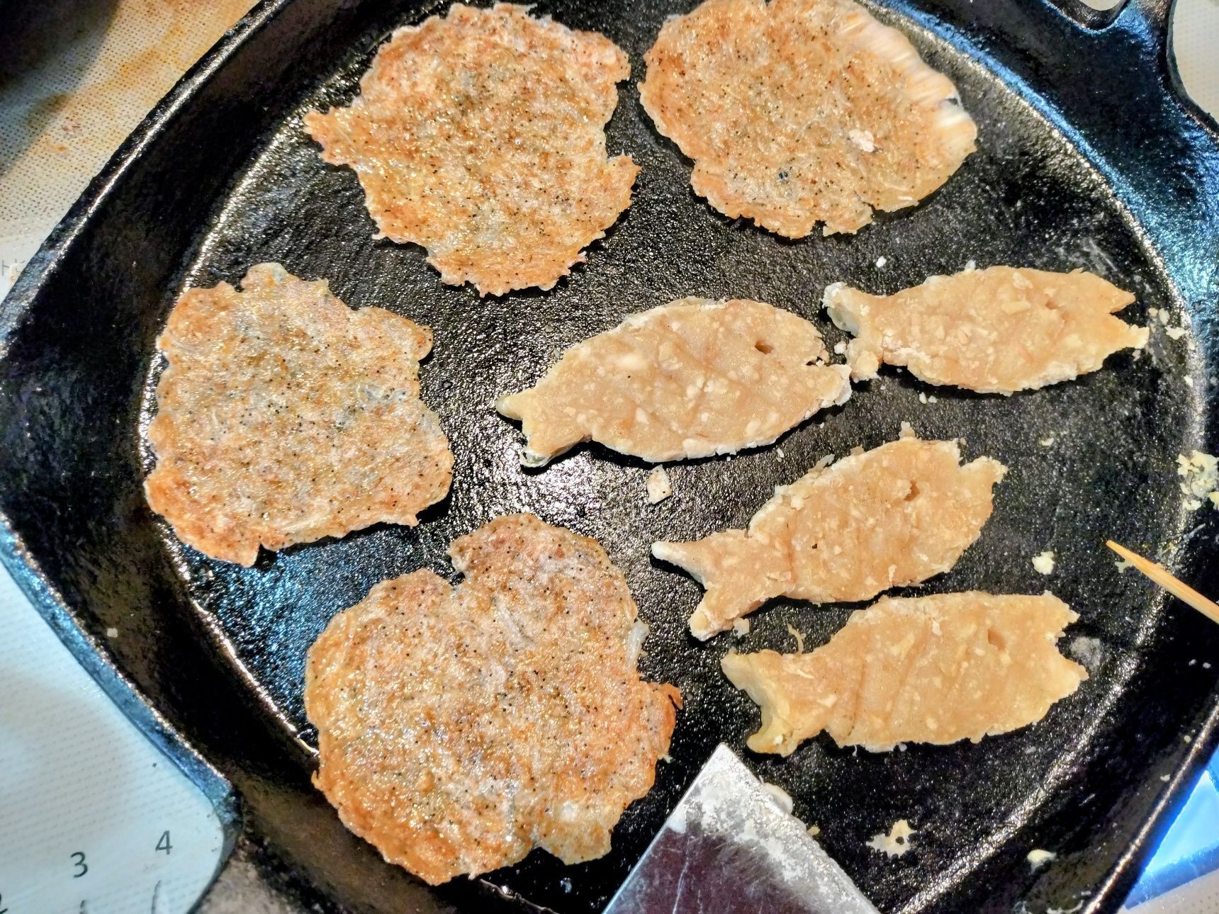 2、熱した鉄フライパンに極少量のオリーブオイルを塗り、弱火にする→手順1の生地をおおよそで4等分する→フライパンに入れて、厚さ1㎜程に薄く広げる（※マッシャーを使って、軽く押さえながら広げると、簡単に薄くなります）→弱火で両面を焼く→極少量の天然塩をふり、弱火から中火で両面を焼き、香ばしくパリッと仕上げる