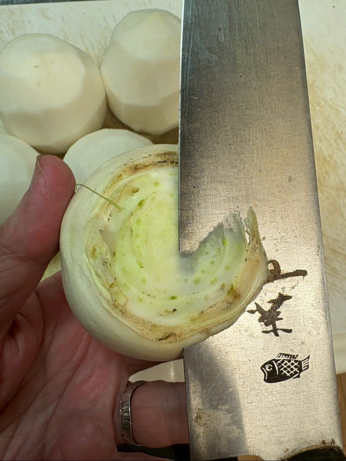 カブは皮を剥いて使います。