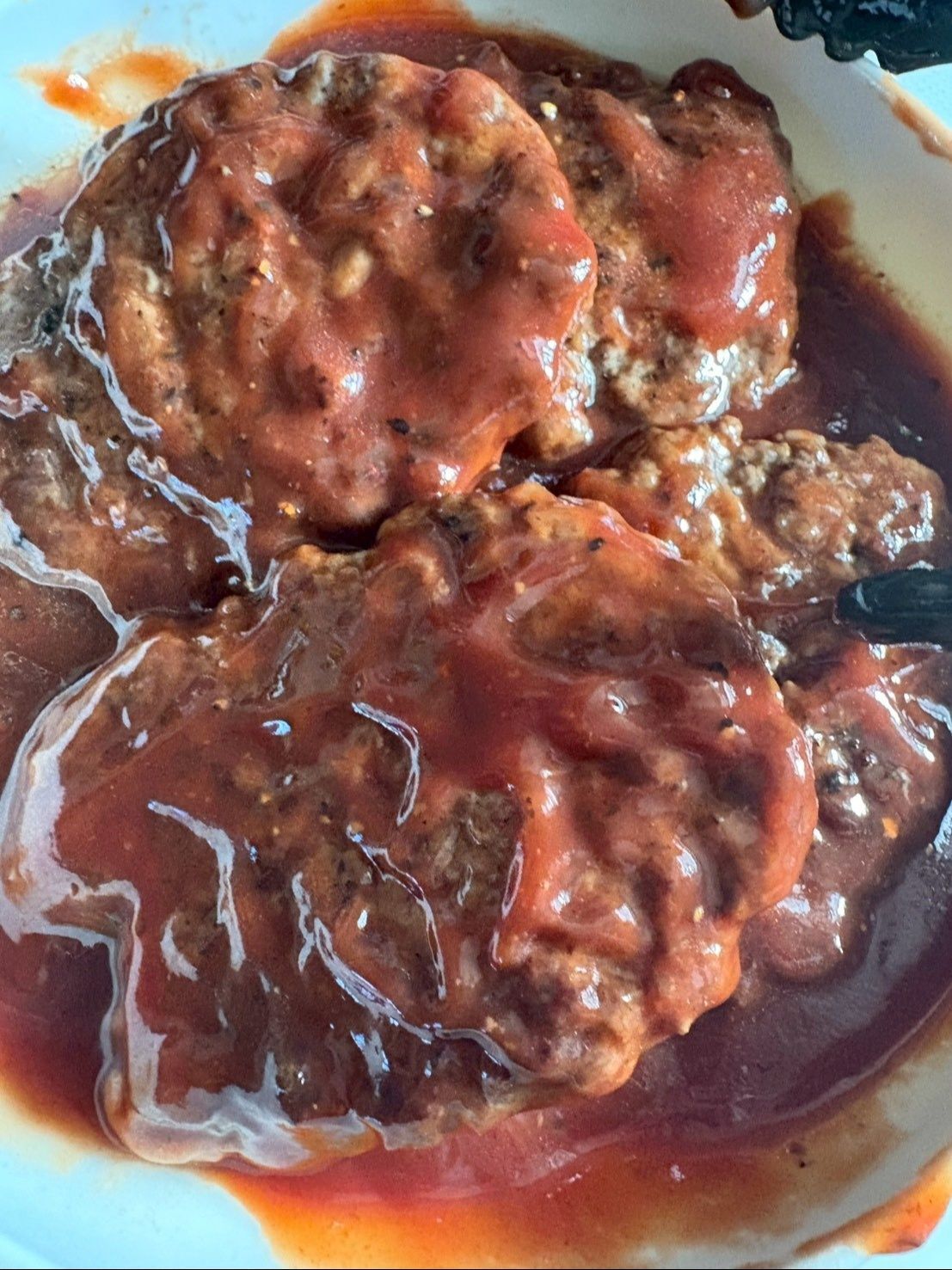 部分的にソースをかけると切る時に滑るので全体にからめてしまいます。