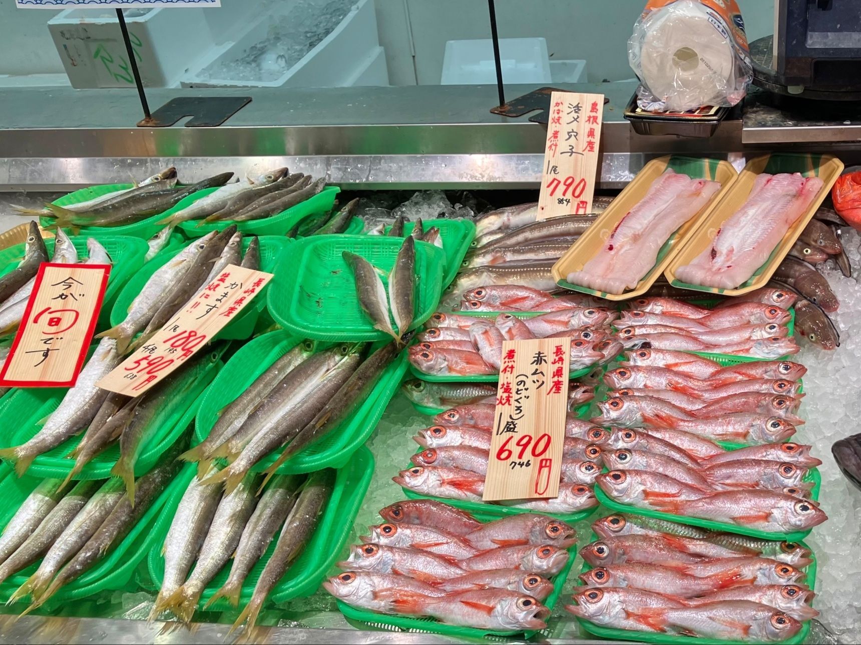 東京都内のスーパーのお魚屋さんです。