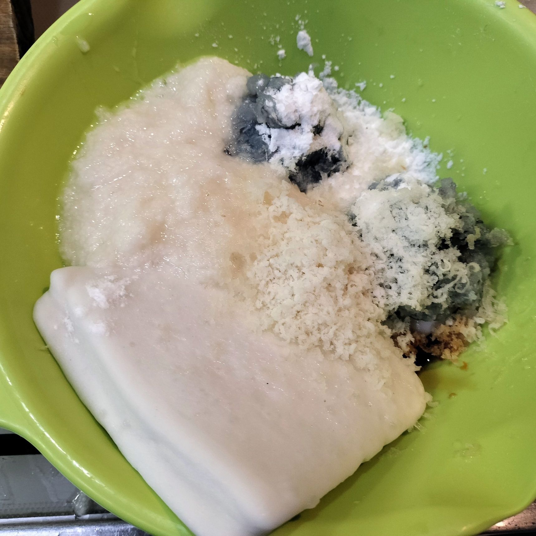 3、ボウルに、はんぺんと海老のすり身と材料●を入れる→はんぺんを潰しながら、よく混ぜる（はんぺんは、すべて綺麗に潰さず、形が残っている部分があったほうが、食感が良くて美味しい）