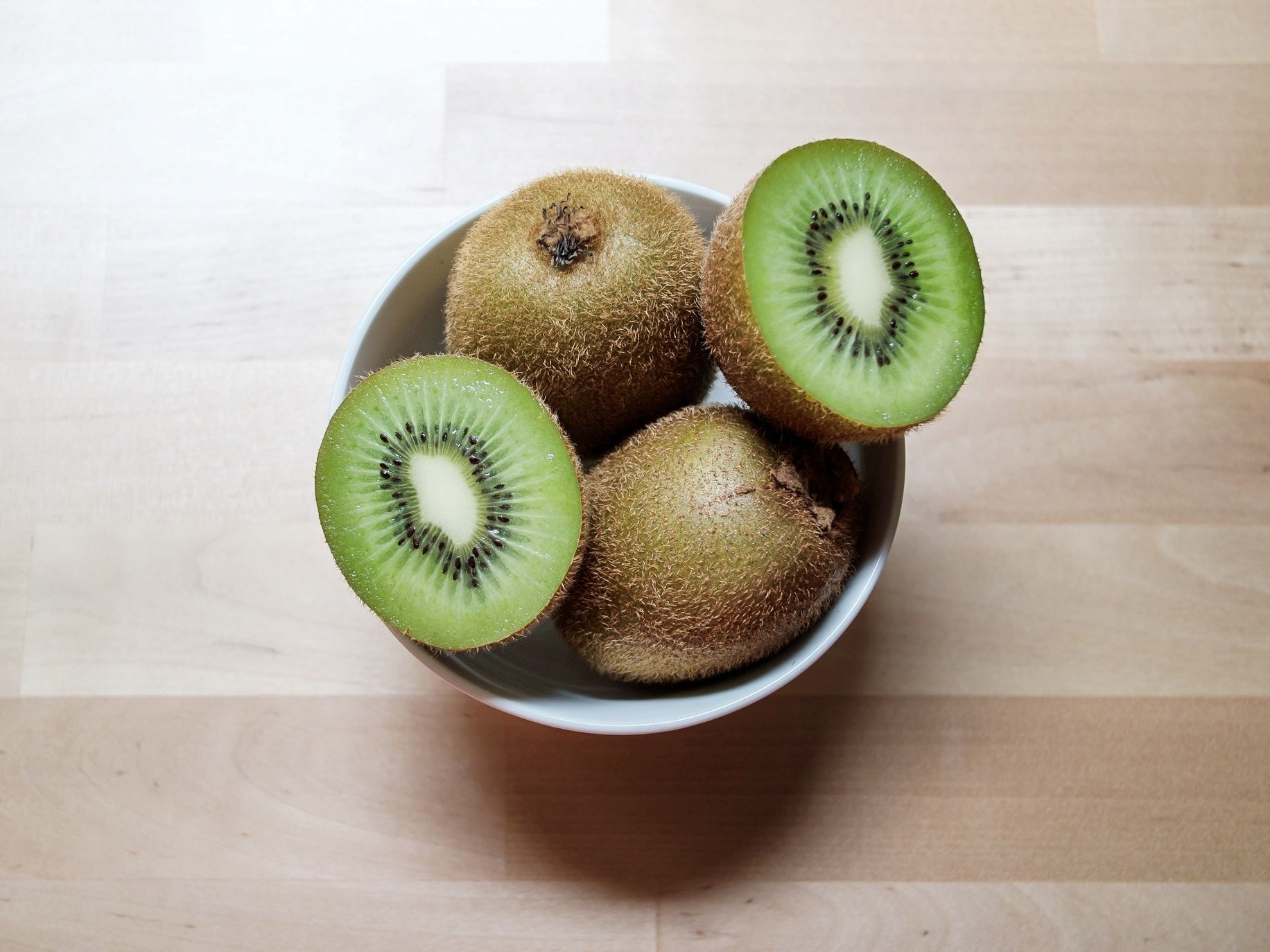 「キウイの皮」捨てるの待って！思わず保存したくなる〈驚きの使い道〉に注目。「まさか料理で役立つなんて…」