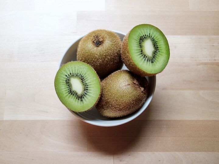 「キウイの皮」捨てるの待って!思わず保存したくなる〈驚きの使い道〉に注目。「まさか料理で役立つなんて…」