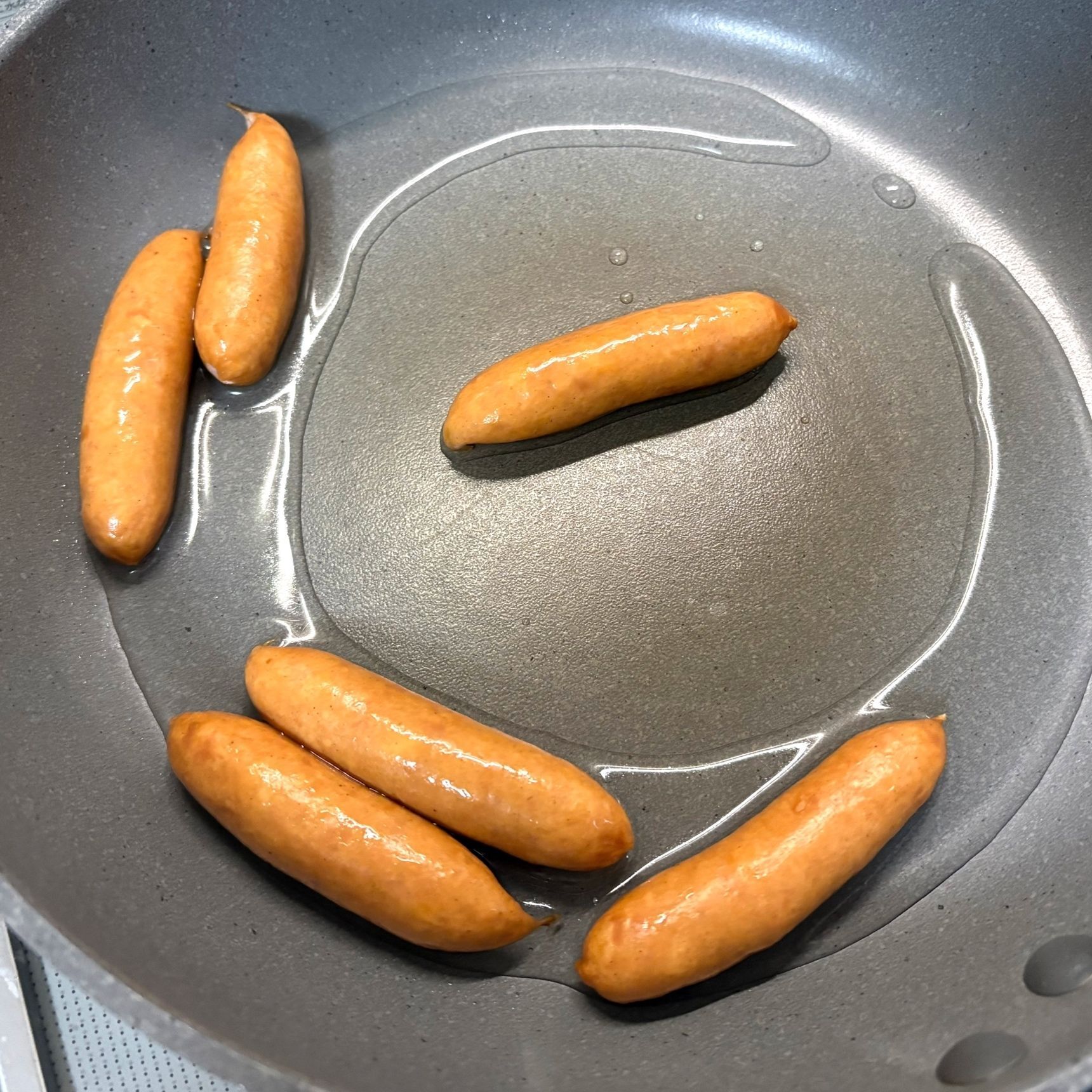 油をひかずフライパンにウィンナーをイン！