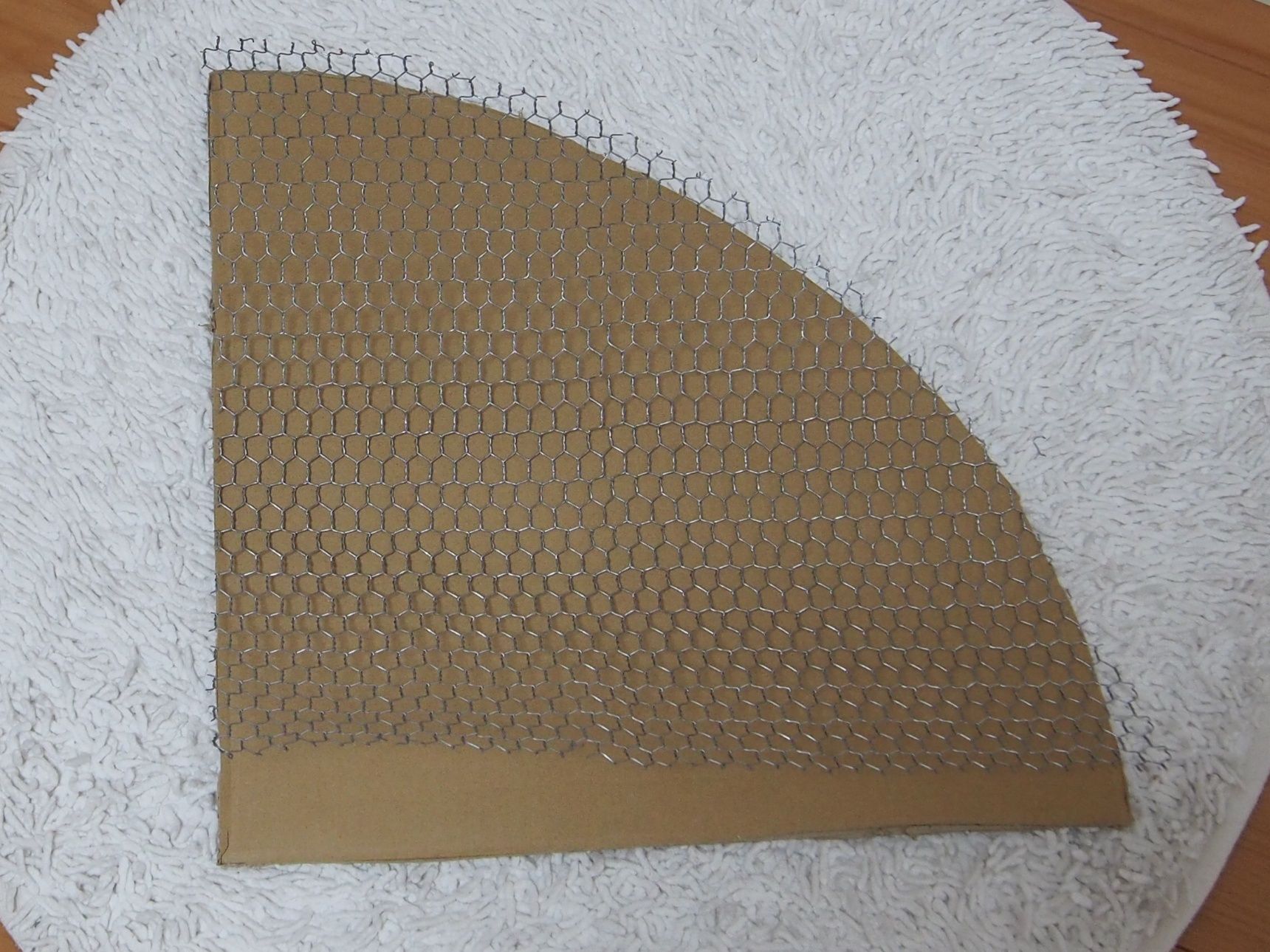 段ボールで扇形の型紙を作り、ハサミで切ります