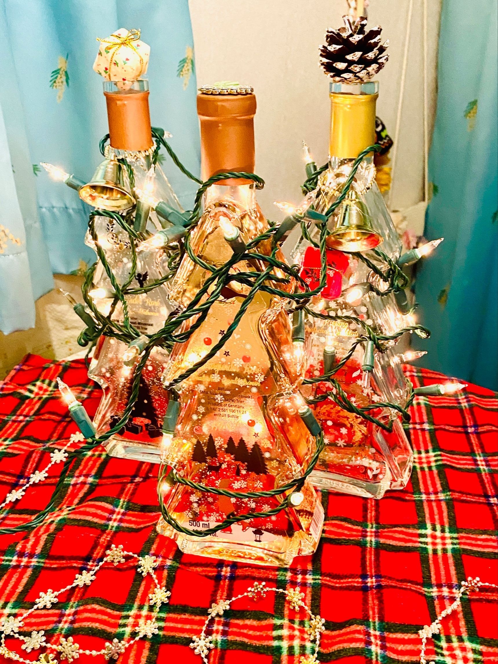 捨てるには惜しい！モーゼルクリスマスボトルで、クリスマスツリー