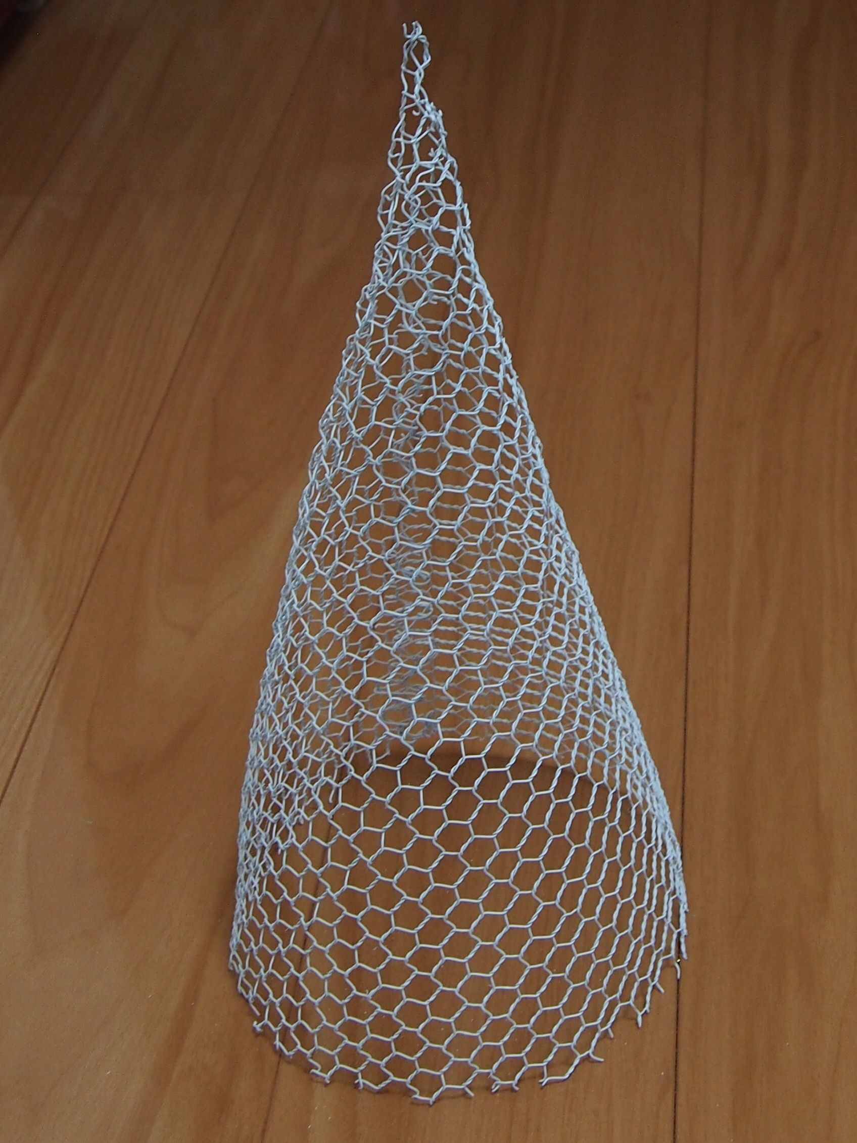 形を整えてワイヤーで止め、白のラッカーをかけます